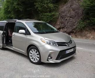 Mietwagen Toyota Sienna 2018 in Georgien, mit Benzin-Kraftstoff und 210 PS ➤ Ab 100 GEL pro Tag.