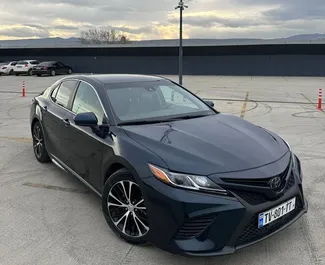 Frontansicht eines Mietwagens Toyota Camry in Tiflis, Georgien ✓ Auto Nr.15814. ✓ Automatisch TM ✓ 0 Bewertungen.