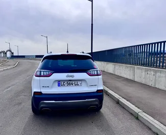 Jeep Cherokee 2018 zur Miete verfügbar in Tiflis, mit Kilometerbegrenzung unbegrenzte.