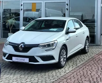 Frontansicht eines Mietwagens Renault Megane Sedan in Fethiye, Türkei ✓ Auto Nr.15648. ✓ Automatisch TM ✓ 0 Bewertungen.