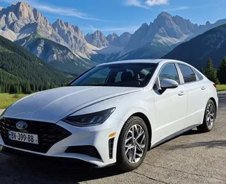 Frontansicht eines Mietwagens Hyundai Sonata in Kutaisi, Georgien ✓ Auto Nr.14106. ✓ Automatisch TM ✓ 0 Bewertungen.