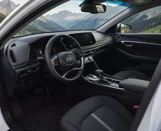 Benzin 2,5L Motor von Hyundai Sonata 2021 zur Miete in Kutaisi.