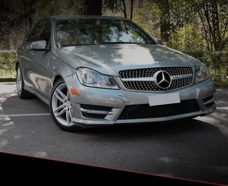 Frontansicht eines Mietwagens Mercedes-Benz C-Class in Tirana, Albanien ✓ Auto Nr.10507. ✓ Automatisch TM ✓ 0 Bewertungen.
