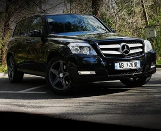 Frontansicht eines Mietwagens Mercedes-Benz GLK in Tirana, Albanien ✓ Auto Nr.9978. ✓ Automatisch TM ✓ 0 Bewertungen.