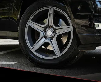 Innenraum von Mercedes-Benz GLK zur Miete in Albanien. Ein großartiges 5-Sitzer Fahrzeug mit Automatisch Getriebe.