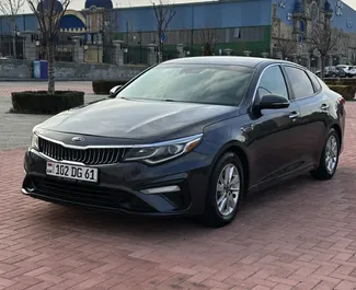 Frontansicht eines Mietwagens Kia Optima am Flughafen Eriwan, Armenien ✓ Auto Nr.15858. ✓ Automatisch TM ✓ 0 Bewertungen.