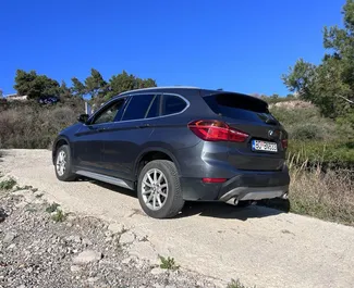 Frontansicht eines Mietwagens BMW X1 am Flughafen Podgorica, Montenegro ✓ Auto Nr.15686. ✓ Automatisch TM ✓ 0 Bewertungen.