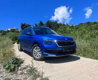 Frontansicht eines Mietwagens Skoda Kamiq am Flughafen Podgorica, Montenegro ✓ Auto Nr.15692. ✓ Automatisch TM ✓ 0 Bewertungen.