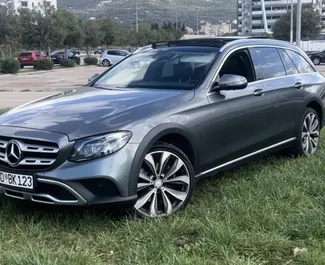 Frontansicht eines Mietwagens Mercedes-Benz E-Class am Flughafen Podgorica, Montenegro ✓ Auto Nr.15689. ✓ Automatisch TM ✓ 0 Bewertungen.