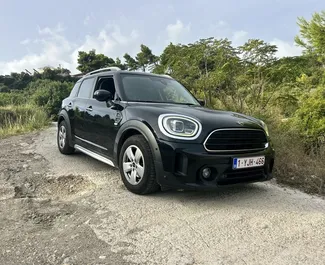 Frontansicht eines Mietwagens Mini Countryman Cooper am Flughafen Podgorica, Montenegro ✓ Auto Nr.15690. ✓ Automatisch TM ✓ 0 Bewertungen.