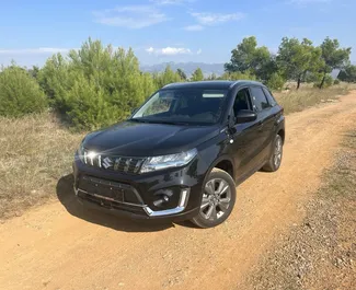 Frontansicht eines Mietwagens Suzuki Vitara am Flughafen Podgorica, Montenegro ✓ Auto Nr.15720. ✓ Automatisch TM ✓ 0 Bewertungen.