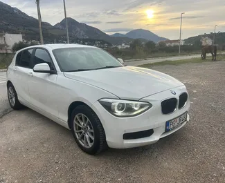 Frontansicht eines Mietwagens BMW 116d am Flughafen Podgorica, Montenegro ✓ Auto Nr.15719. ✓ Automatisch TM ✓ 0 Bewertungen.