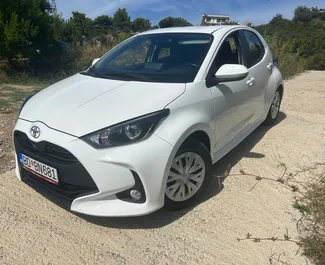Frontansicht eines Mietwagens Toyota Yaris am Flughafen Podgorica, Montenegro ✓ Auto Nr.15706. ✓ Automatisch TM ✓ 0 Bewertungen.