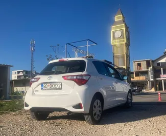 Frontansicht eines Mietwagens Toyota Yaris am Flughafen Podgorica, Montenegro ✓ Auto Nr.15709. ✓ Automatisch TM ✓ 0 Bewertungen.