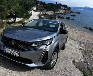 Frontansicht eines Mietwagens Peugeot 3008 am Flughafen Podgorica, Montenegro ✓ Auto Nr.15708. ✓ Automatisch TM ✓ 0 Bewertungen.