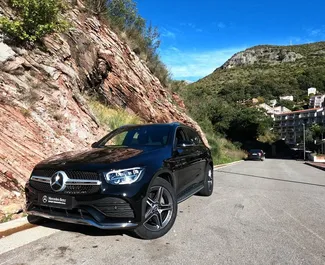 Frontansicht eines Mietwagens Mercedes-Benz GLC-Class am Flughafen Podgorica, Montenegro ✓ Auto Nr.15722. ✓ Automatisch TM ✓ 0 Bewertungen.