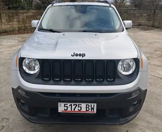 Frontansicht eines Mietwagens Jeep Renegade am Flughafen Kutaisi, Georgien ✓ Auto Nr.15644. ✓ Automatisch TM ✓ 0 Bewertungen.