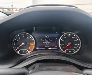 Innenraum von Jeep Renegade zur Miete in Georgien. Ein großartiges 5-Sitzer Fahrzeug mit Automatisch Getriebe.