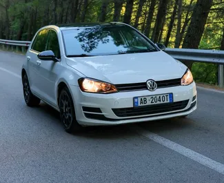 Frontansicht eines Mietwagens Volkswagen Golf 7 in Tirana, Albanien ✓ Auto Nr.10701. ✓ Automatisch TM ✓ 1 Bewertungen.