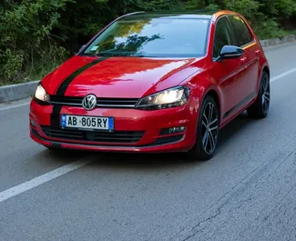 Frontansicht eines Mietwagens Volkswagen Golf 7 in Tirana, Albanien ✓ Auto Nr.13940. ✓ Automatisch TM ✓ 0 Bewertungen.