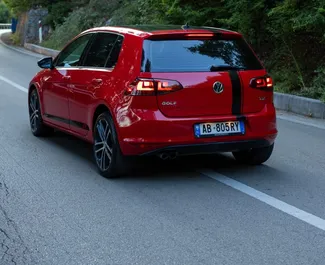 Innenraum von Volkswagen Golf 7 zur Miete in Albanien. Ein großartiges 5-Sitzer Fahrzeug mit Automatisch Getriebe.