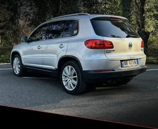 Innenraum von Volkswagen Tiguan zur Miete in Albanien. Ein großartiges 5-Sitzer Fahrzeug mit Automatisch Getriebe.