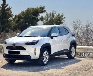 Frontansicht eines Mietwagens Toyota Yaris Cross in Budva, Montenegro ✓ Auto Nr.15942. ✓ Automatisch TM ✓ 0 Bewertungen.