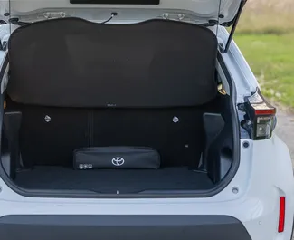 Hybride 15,0L Motor von Toyota Yaris Cross 2025 zur Miete in Becici.