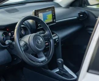 Toyota Yaris Cross 2025 zur Miete verfügbar in Becici, mit Kilometerbegrenzung unbegrenzte.
