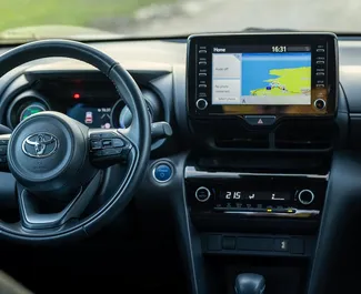 Innenraum von Toyota Yaris Cross zur Miete in Montenegro. Ein großartiges 5-Sitzer Fahrzeug mit Automatisch Getriebe.