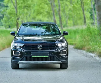 Frontansicht eines Mietwagens Volkswagen T-Roc Cabrio in Becici, Montenegro ✓ Auto Nr.15935. ✓ Automatisch TM ✓ 0 Bewertungen.