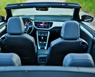Innenraum von Volkswagen T-Roc Cabrio zur Miete in Montenegro. Ein großartiges 4-Sitzer Fahrzeug mit Automatisch Getriebe.
