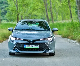 Frontansicht eines Mietwagens Toyota Corolla in Becici, Montenegro ✓ Auto Nr.15930. ✓ Automatisch TM ✓ 0 Bewertungen.