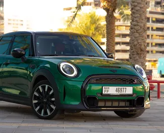 Frontansicht eines Mietwagens Mini Cooper S in Dubai, VAE ✓ Auto Nr.15997. ✓ Automatisch TM ✓ 0 Bewertungen.