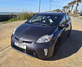 Frontansicht eines Mietwagens Toyota Prius in Batumi, Georgien ✓ Auto Nr.16131. ✓ Automatisch TM ✓ 0 Bewertungen.