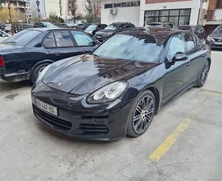 Innenraum von Porsche Panamera zur Miete in Georgien. Ein großartiges 5-Sitzer Fahrzeug mit Automatisch Getriebe.