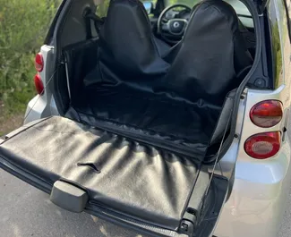 Innenraum von Smart Fortwo zur Miete in Montenegro. Ein großartiges 2-Sitzer Fahrzeug mit Automatisch Getriebe.