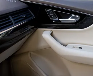Innenraum von Audi Q7 zur Miete in Georgien. Ein großartiges 7-Sitzer Fahrzeug mit Automatisch Getriebe.