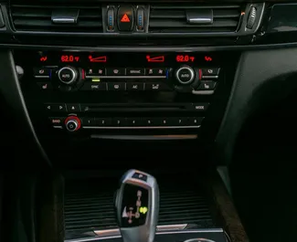 Vermietung BMW X5. Premium, Crossover Fahrzeug zur Miete in Georgien ✓ Kaution Einzahlung von 500 GEL ✓ Versicherungsoptionen KFZ-HV, VKV Plus.