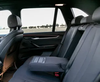Innenraum von BMW X5 zur Miete in Georgien. Ein großartiges 5-Sitzer Fahrzeug mit Automatisch Getriebe.