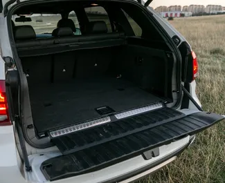 BMW X5 2017 mit Antriebssystem Allradantrieb, verfügbar in Batumi.