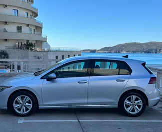 Innenraum von Volkswagen Golf 8 zur Miete in Montenegro. Ein großartiges 5-Sitzer Fahrzeug mit Automatisch Getriebe.