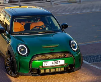 Innenraum von Mini Cooper S zur Miete in VAE. Ein großartiges 5-Sitzer Fahrzeug mit Automatisch Getriebe.