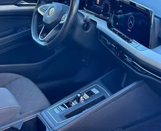 Volkswagen Golf 8 2022 mit Antriebssystem Frontantrieb, verfügbar in Rafailovici.