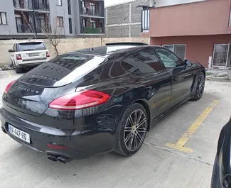 Vermietung Porsche Panamera. Premium, Luxus Fahrzeug zur Miete in Georgien ✓ Kaution Einzahlung von 300 GEL ✓ Versicherungsoptionen KFZ-HV, VKV Plus, Insassen, Diebstahlschutz.