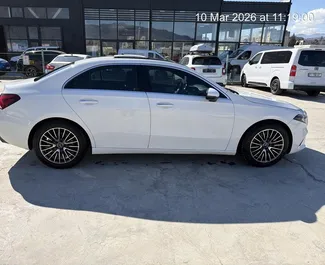 Innenraum von Mercedes-Benz A220 zur Miete in Georgien. Ein großartiges 5-Sitzer Fahrzeug mit Automatisch Getriebe.