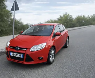 Frontansicht eines Mietwagens Ford Focus in Durres, Albanien ✓ Auto Nr.16079. ✓ Automatisch TM ✓ 0 Bewertungen.