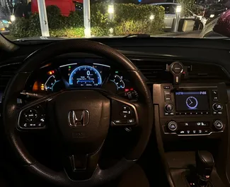 Innenraum von Honda Civic zur Miete in Georgien. Ein großartiges 5-Sitzer Fahrzeug mit Automatisch Getriebe.