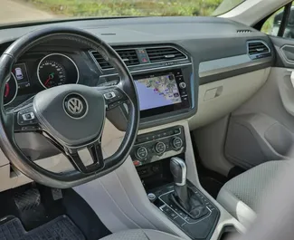 Innenraum von Volkswagen Tiguan zur Miete in Montenegro. Ein großartiges 7-Sitzer Fahrzeug mit Automatisch Getriebe.