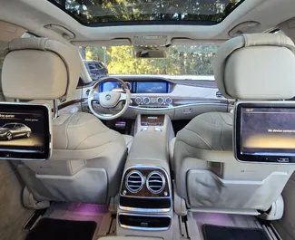 Innenraum von Mercedes-Benz S-Class zur Miete in Georgien. Ein großartiges 5-Sitzer Fahrzeug mit Automatisch Getriebe.